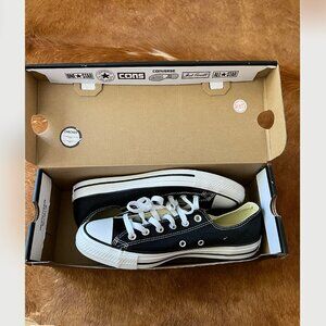 NIB Chuck Taylor All Star Low Top Sneaker (Womens 9)